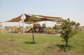 بلدية الشارقة توفر مماشي وأرضيات مطاطية في عدد من الحدائق