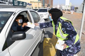 شرطة رأس الخيمة توزع أدوات الوقاية الصحية على أفراد المجتمع لحمايتهم من كورونا