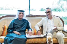 سعود بن صقر يستقبل الفنان التشكيلي الإيطالي لورينزو كوين