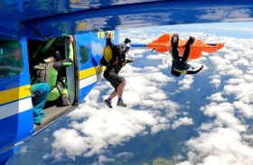 نجاة مظلّي بعد مشهد مروّع في الجو