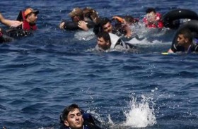 رحلة بحرية.. حملوا أمتعتهم وساروا في الماء