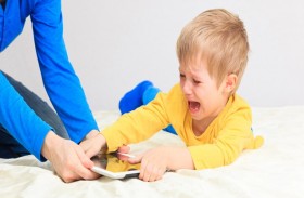 كيف تساعدين طفلك على التخلص من الإدمان على التكنولوجيا؟