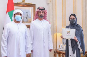 عمار النعيمي يكرم شيخة الهاشمي الأولى على مستوى الدولة مدارس خاصة 