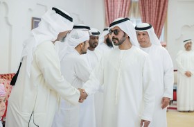 خليفة بن طحنون بن محمد يُقدِّم واجب العزاء في وفاة موزة محمد المنصوري