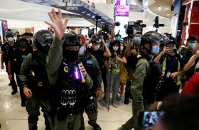 هونج كونج تأمر بوضع الكمامات في الأماكن العامة 