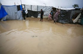 «أوتشا» يحذر من تفاقم الأزمة الإنسانية  في غزة جراء غرق خيام النازحين وقصف مراكز الإيواء