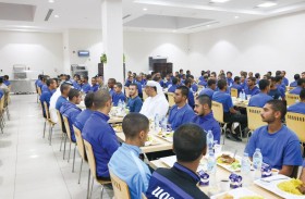 شرطة أبوظبي تشارك مجندي الخدمة الوطنية مأدبة الإفطار الرمضاني 