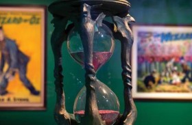 بيع الساعة الرملية في فيلم ساحر أوز بمبلغ ضخم