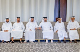 مكتوم بن محمد يقدّم واجب العزاء في وفاة عبدالمجيد صديقي