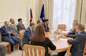 سفير الإمارات يلتقي وزير الحكومة المحلي لمدينة موسكو