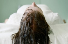 خبير: لماذا يعتبر النوم بشعر مبلل خطأ جسيماً؟