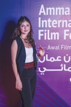 الممثلة الأردنية تارا عبود خلال حضورها الدورة الثالثة من مهرجان عمان السينمائي (ا ف ب) 
