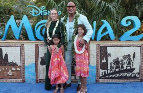 «ذا روك» يتحول إلى لوحة فنية على يد طفلتيه