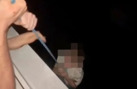 أب يُدلي طفله من نافذة برج سكني بارتفاع 80 قدماً