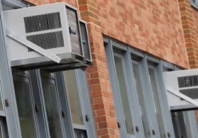 لص يفكك مكيفات هواء ويبيعها!