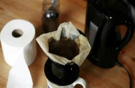 تفل القهوة لصنع ورق المرحاض