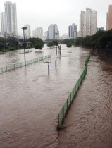 المياه تغمر متنزهاً بسبب إعصار خانون في بوسان، كوريا الجنوبية. رويترز