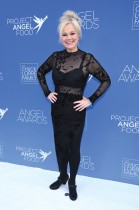 الممثلة الكندية كارولين ريا لدى حضورها حفل توزيع جوائز  Angel Awards  لعام 2026 في لوس أنجلوس. ا ف ب