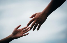 تنقذ شخصين من الانتحار في اليوم نفسه