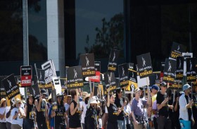 كتّاب السيناريو في هوليوود يحمّلون الاستوديوهات مسؤولية الإضراب