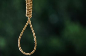 معلقة على شجرة.. وفاة غامضة لمسنة 