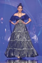 عارضة تقدم إبداعًا خلال عرض الأزياء للمجلس المحلي للأحجار الكريمة والمجوهرات الهندية في مومباي. (ا ف ب)