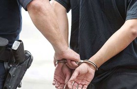 يضرب والديه حتى الموت   