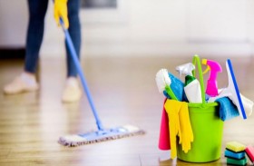 معلمة تجبر طلابها على تنظيف منزلها 