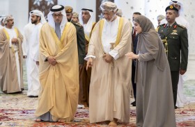 سلطان عمان يقوم بجولة في جامع الشيخ زايد في أبوظبي يرافقه منصور بن زايد