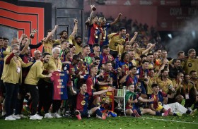 ردود فعل واسعة لتتويج برشلونة بكأس ملك إسبانيا.. ومصير أنشيلوتي على المحك