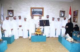 جمعية الإمارات لرعاية وبر الوالدين تمنح  سعيد بن طحنون «القلادة الذهبية»