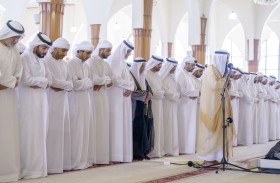 حاكم الشارقة يؤدي صلاة الجنازة على جثمان سلطان بن خالد بن محمد القاسمي