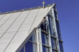 سبايدر مان تسلق 50 طابقا.. وهذا ما حدث معه