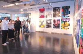 طلبة الفن والتصميم في أمريكية الشارقة يكتسبون رؤى متعددة الثقافات من المصمم السويسري جيري أوبلاتك