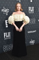 الممثلة الأمريكية هانا إينبايندر لدى حضورها حفل توزيع جوائز اختيار النقاد السنوي الـ31 في باركر هانغار، كاليفورنيا. ا ف ب 