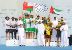 تتويج الفائزين بسباق دلما لقوارب التجديف التراثية فئة 40 قدماً