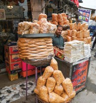 خباز باكستاني في روالبندي أعد بضاعته وينتظر العملاء في أول أيام شهر رمضان المبارك . ا ف ب