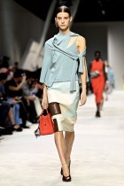 عارضة أزياء تقدم زيا من  أزياء فندي خلال أسبوع الموضة في ميلانو للملابس النسائية لربيع وصيف 2024. ا ف ب