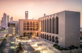 مصرف الإمارات المركزي: أداء قوي لقطاعات العقارات والسياحة والطيران رغم التحديات العالمية