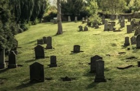 فوضى في مقبرة بعد اقتحام سيارة 