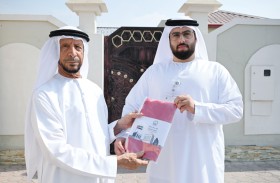 بلدية الحمرية تباشر بتوزيع أعلام الدولة ضمن مبادرتها مبادرة «علم لكل بيت» استعدادا ليوم العلم