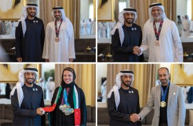 نهيان بن زايد يكرِّم عدداً من المواطنين والمقيمين في الدولة على أدائهم المتميز في ماراثونَي بوسطن ولندن