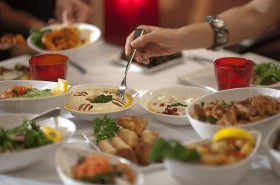 طقوس متوارثة تمزج عبق التاريخ بروحانية رمضان في حمص السورية