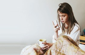 الاستخدام المتواصل للهاتف قد يسبب «رقبة الهاتف» وتغيرات في العمود الفقري والتنفس