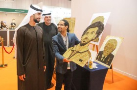 فنان تشكيلي يبهر العالم بلوحاته الفنية المرسومة بحبات القهوة 