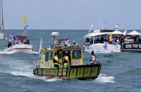 قوارب تقل عائلات الرهائن في غزة تبحر قبالة سواحل القطاع 