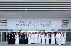 منصور بن محمد يرفع عَلَم الإمارات في ساحة مكتبة محمد بن راشد آل مكتوم 