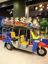 tuk-tuk يقف خارج مركز للياقة البدنية في بانكوك ، والذي تم إغلاقه بعد أن أعلنت العاصمة عن إجراءات إغلاق جزئي بسبب فيروس كورونا. ا ف ب