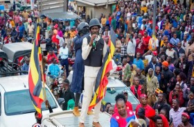 بسُترة واقية من الرصاص.. زعيم  المعارضة الأوغندية يشارك بحملته الانتخابية 