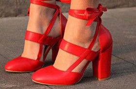 الأحمر يهيمن على موضة أحذية الخريف